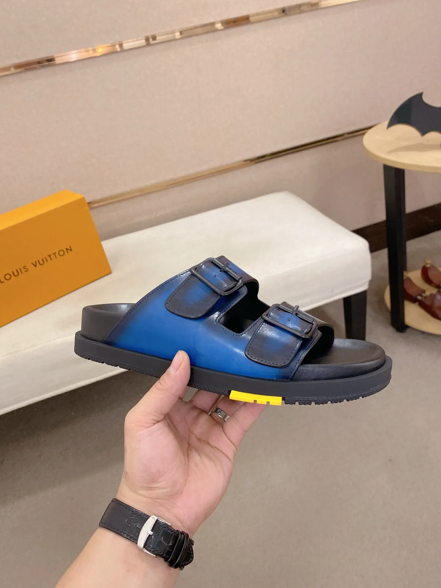 Factory price: 420💰Made by LV🔍Top purchasing agent. Men's spring and summer slippers are available at the same counter. The uppers are made of cowhide imported from Italy. High-quality craftsmanship, soles: original soles specially provided by the original factory, exclusive movable molded soles are super comfortable, original factory follow-up goods, 🔍🔍high quality, can be entered and exited the counter at will, welcome to compare, code number 38-44. Can be customized45